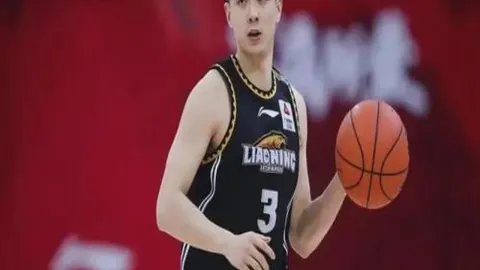 西班牙对荷兰再战巅峰，复刻世界杯经典对决，重温传奇比赛用球