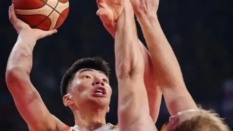 马刺第二节强势反击，缩小分差至14-2攻势